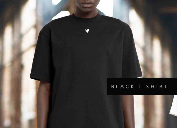 L'Icona Indiscussa: La T-shirt Nera della Moda Minimalista